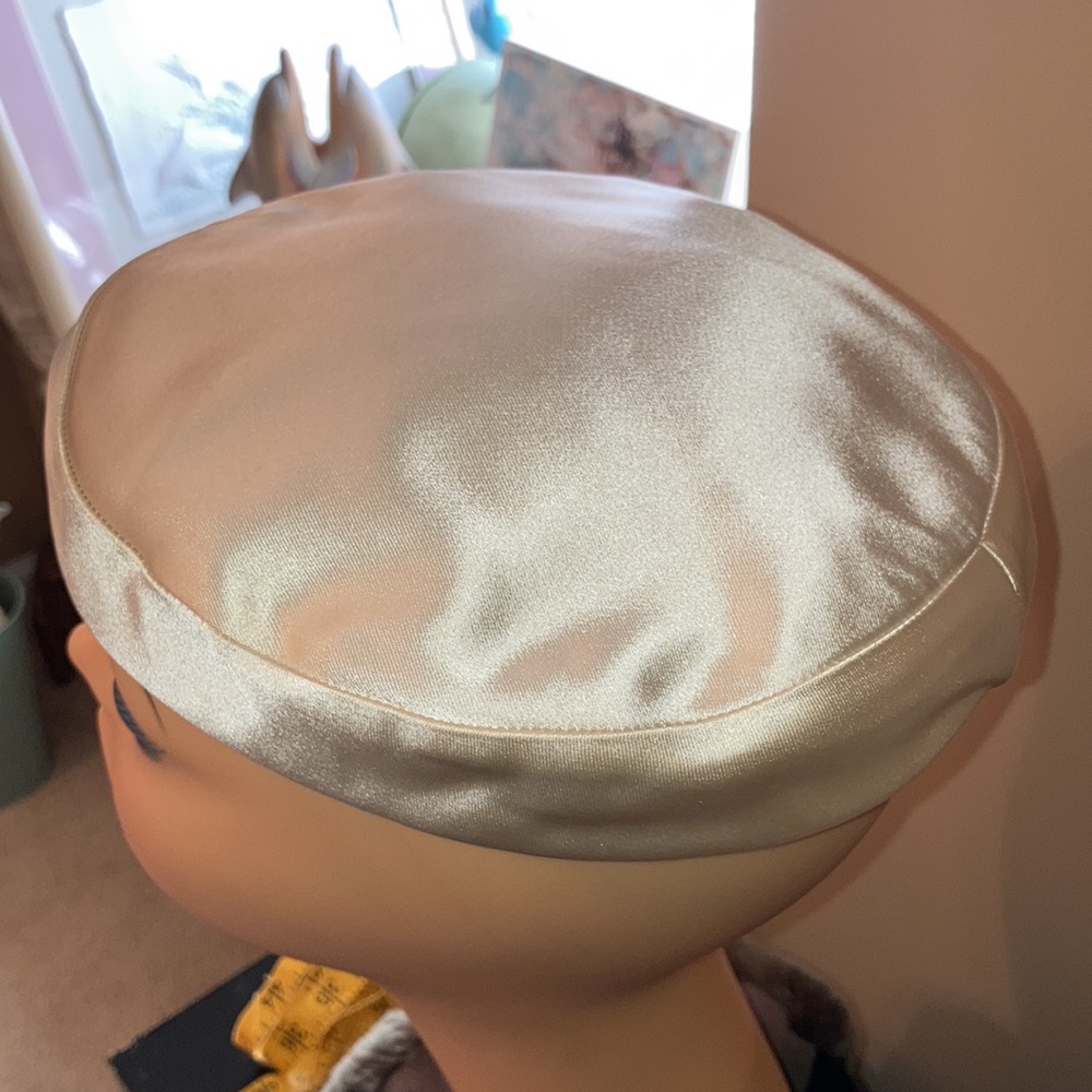 Vintage satin white pillbox hat with rhinestone pin - Picture 2 of 4